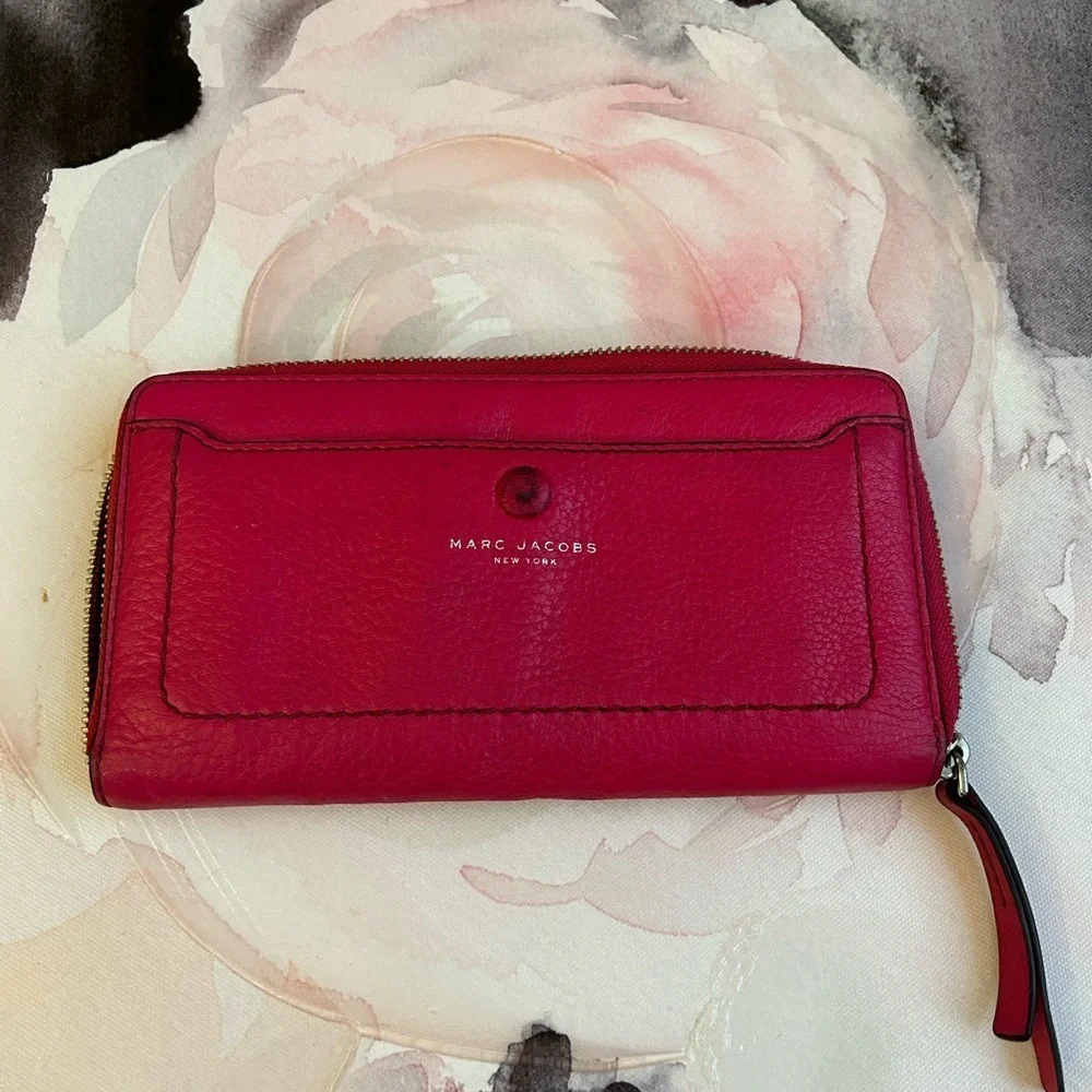 ! marc jacobs pink vertical zip wallet